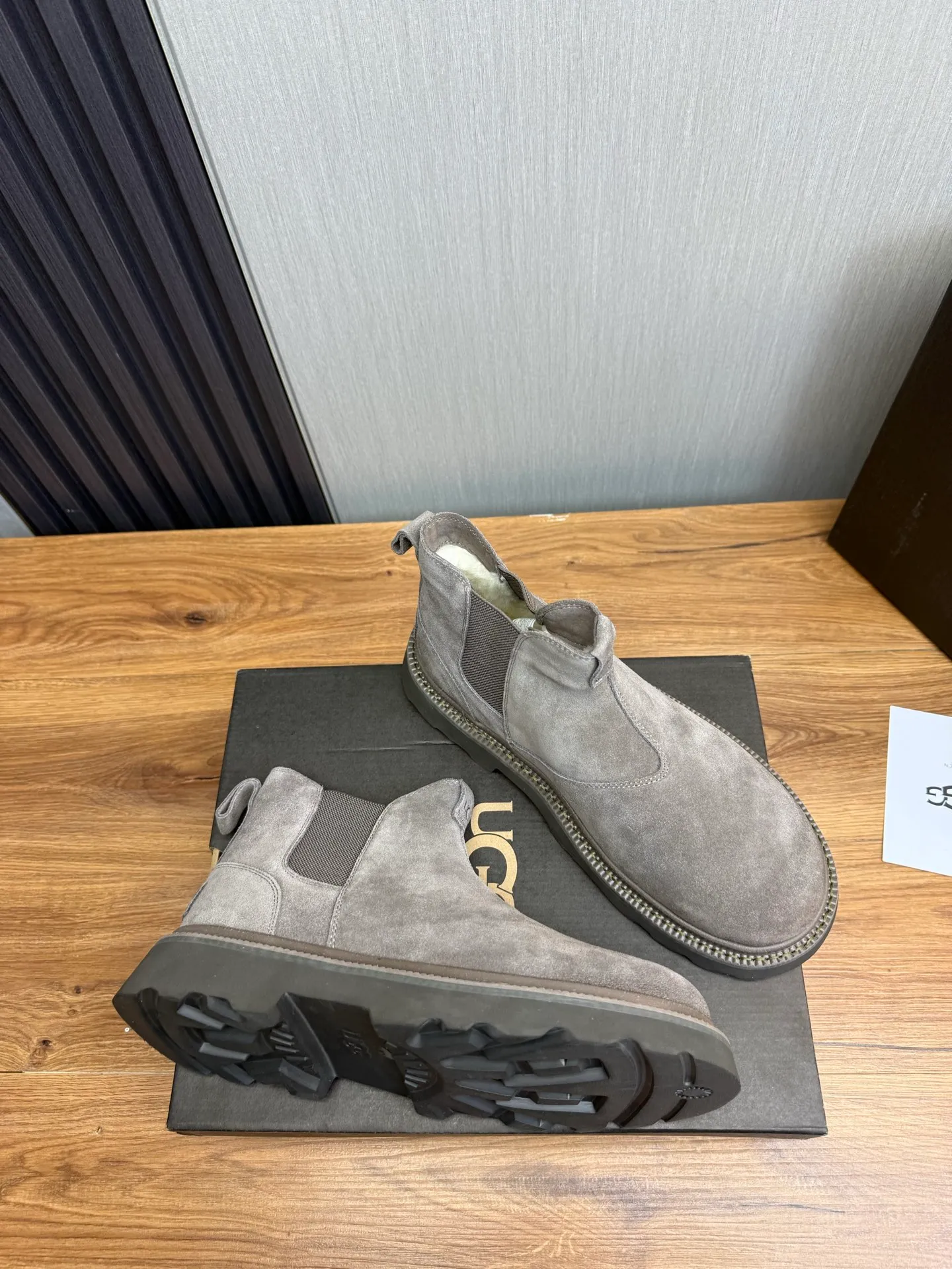 Men's shoes 💰600💰 New UGG fur integrated men's simple and fashionable snow boots. The most worth buying at the end of this year are warm casual shoes. Whether you are out and about at home, their comfortable and warm performance will be your most suitable fashion companion! The material is cowhide upper and imported wool is used inside. Warm and comfortable! The eva+ rubber patch outsole is cushioned, non-slip and wear-resistant, and has good elasticity. It is light and wear-resistant, comfortable and soft, and the new simple cut is more fashionable. It has both practicality and fashion sense, so you no longer have to worry about how to match it in winter, while still maintaining your fashionable taste. High-quality genuine wool. Look at the details for the material! Size: 39-40-41-42-43-44-44 sneaker size